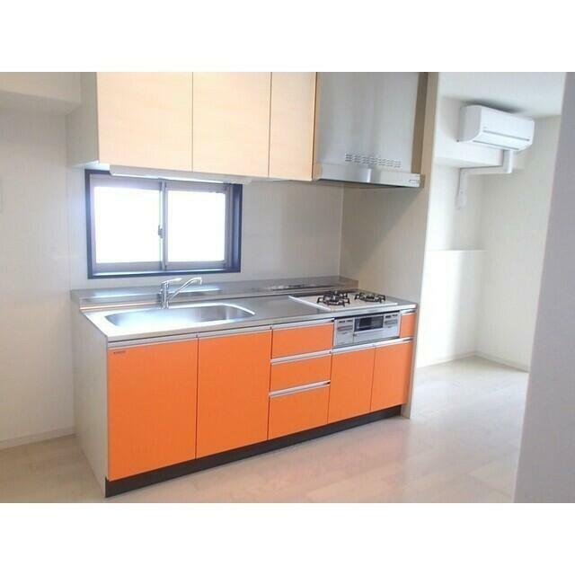 キッチン　ビビットカラーのキッチン♪（３口ガスコンログリルつき）