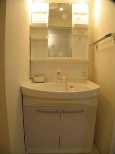 洗面設備　スペースが確保できる洗面所です