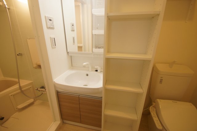 洗面設備　明るい洗面所です