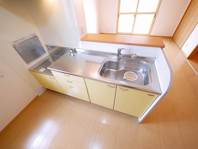 キッチン　ナチュラルな色合いのかわいいキッチン