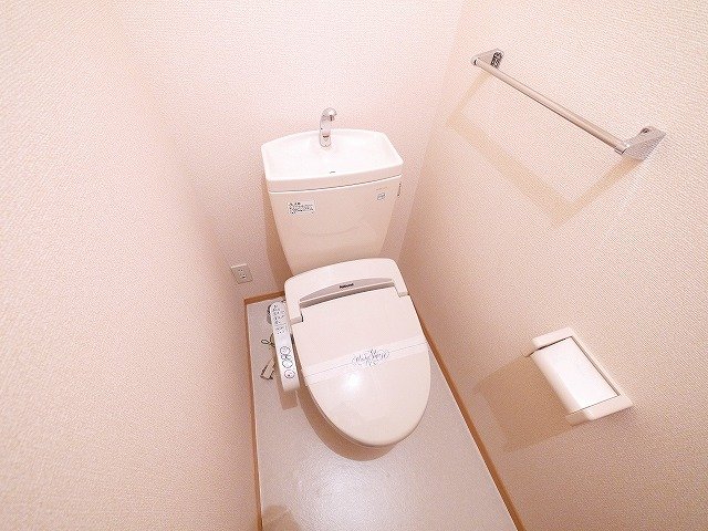 トイレ　落ち着いた色調のトイレです