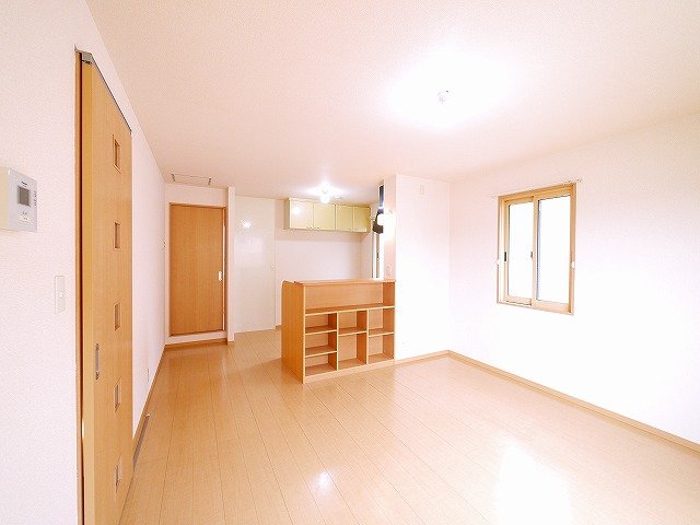 居室・リビング　日当たりのよいお部屋で新生活をいかがでしょうか