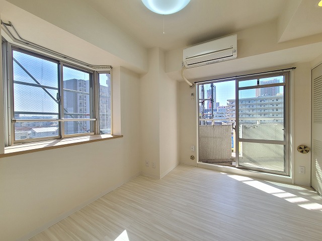 居室・リビング　★２面採光＆出窓付き！日当たり良好の居室です。★