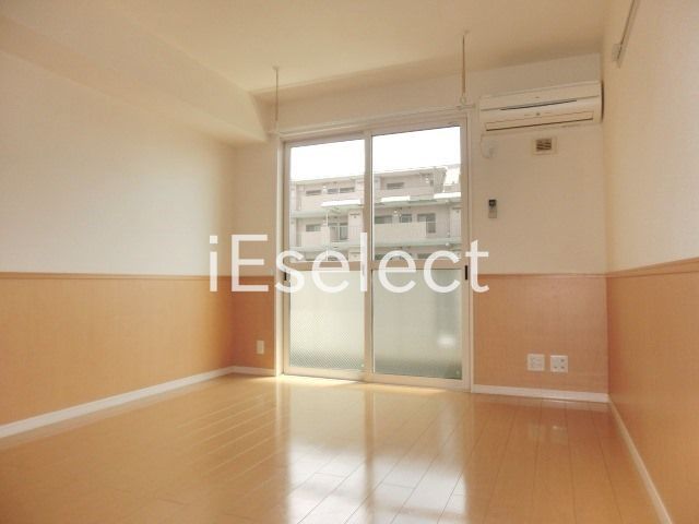 居室・リビング　フローリング張りで明るい洋室です。