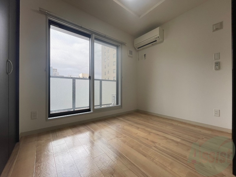 その他部屋・スペース　寝室はこちらです。光が差し込む、温かみのあるお部屋です。