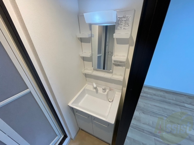 洗面設備　シャンプードレッサー。身支度はここでばっちりですね。