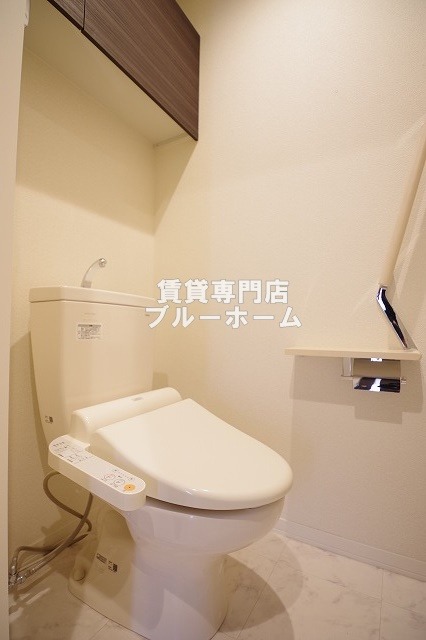 トイレ　収納棚付き！温水洗浄便座付きのトイレです！