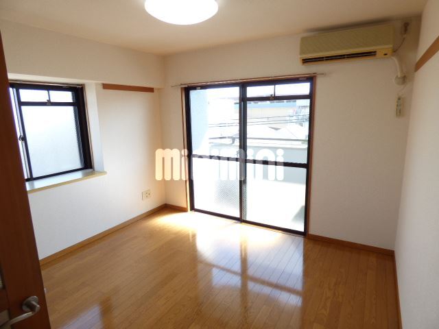 居室・リビング　角部屋なので窓が多く明るい室内