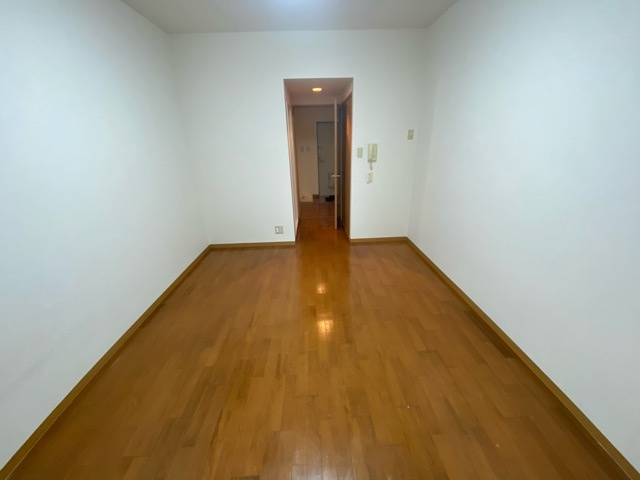 居室・リビング　落ち着いた床色で綺麗です♪