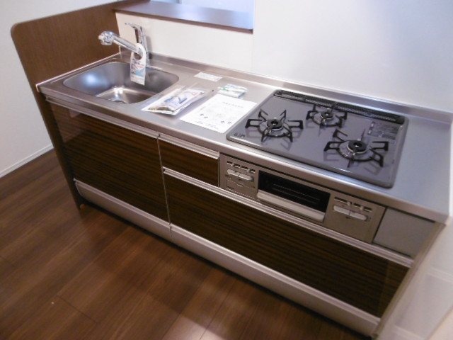 キッチン　システムキッチン（3口コンロ・グリル付き）