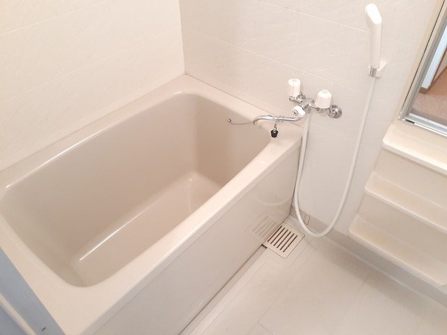 バス・シャワールーム　コンパクトで使いやすいお風呂です