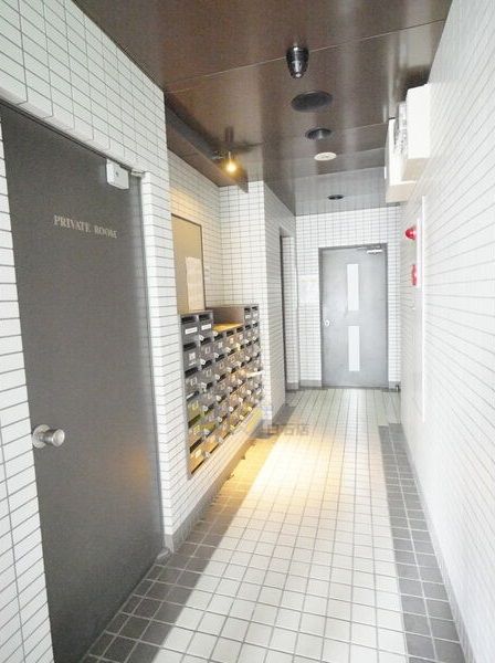 エントランス　夜間オートロック採用です♪
