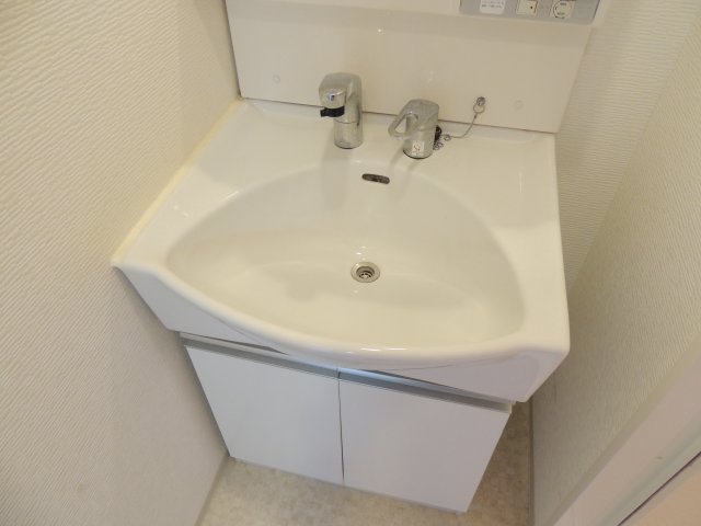 洗面設備　清潔感のある洗面台