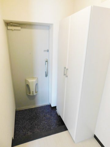 玄関　※写真は他号室です