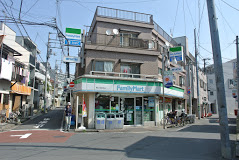 コンビニ　ファミリーマート 幡ヶ谷本町店（コンビニ）まで109m