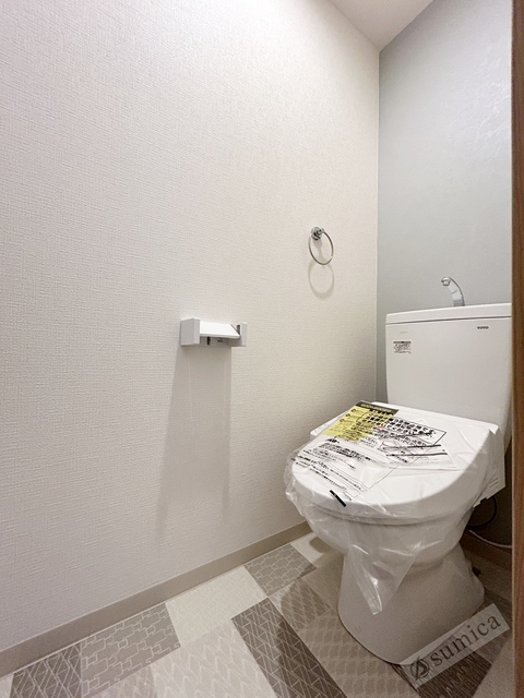 トイレ　人気アイテムの温水洗浄便座。清潔感のあるトイレです