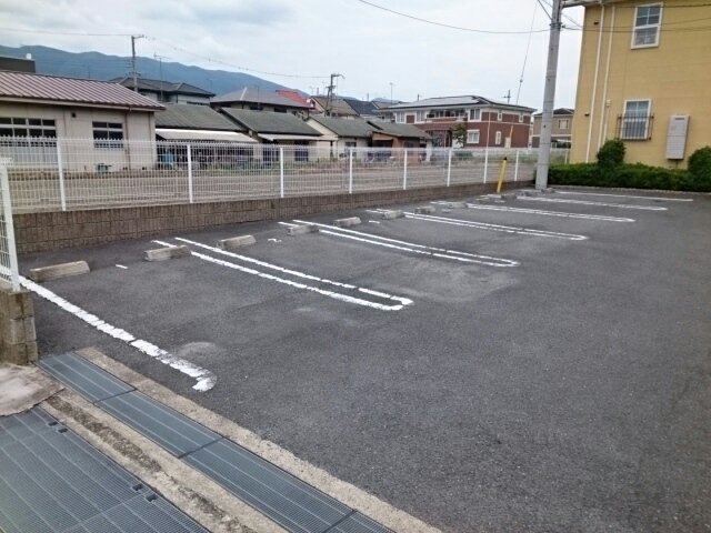 駐車場　駐車場があるので、車を買う予定の方も安心です