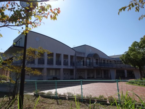 中学校　神戸市立有野中学校（中学校）まで333m