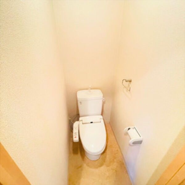 トイレ　※写真は同じマンションの違う部屋のものになります。