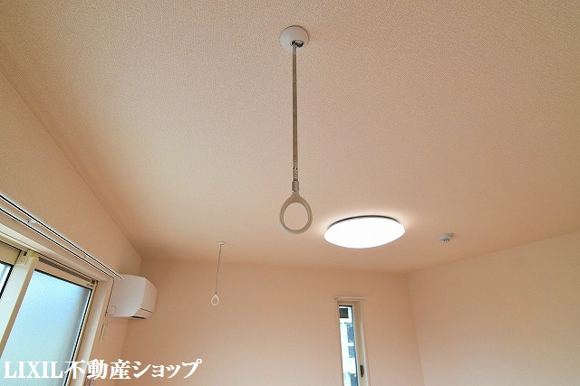 その他設備　北側洋室にはあると便利な室内物干し機能付です。