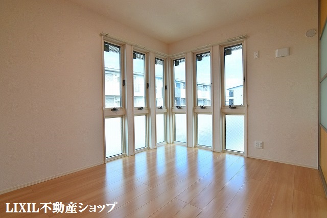 その他　南側６．１帖の洋室です。
