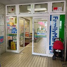 コンビニ　ファミリーマート大田南蒲田二丁目店（コンビニ）まで215m