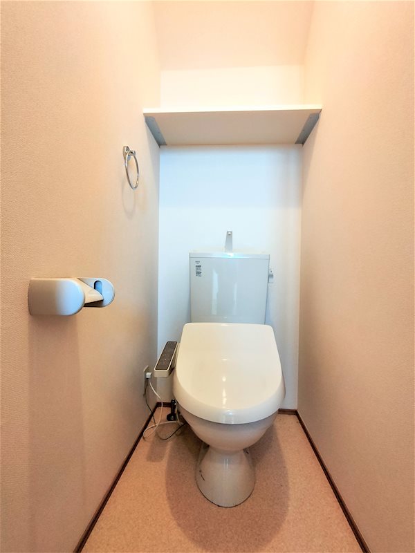 トイレ　温水洗浄便座付きのトイレです。