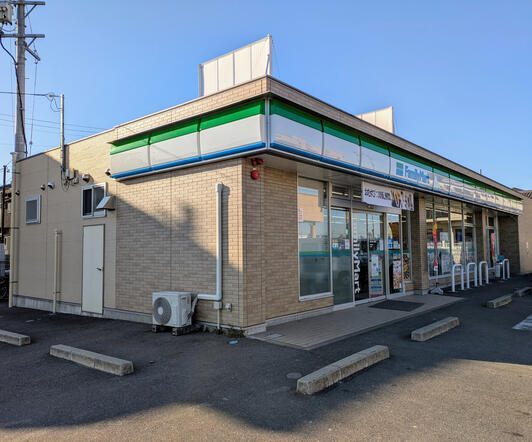 コンビニ　ファミリーマート愛西佐織庁舎前店（コンビニ）まで940m