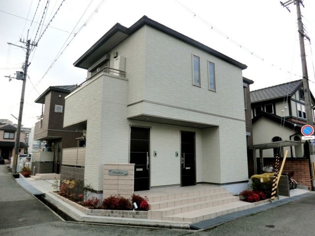 建物外観　敷地内に駐車場があります！