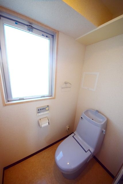 トイレ　★★窓付きで換気に便利★★