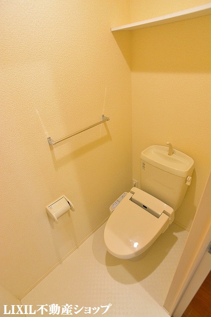トイレ　上部に収納棚のある温水洗浄便座付のトイレです。