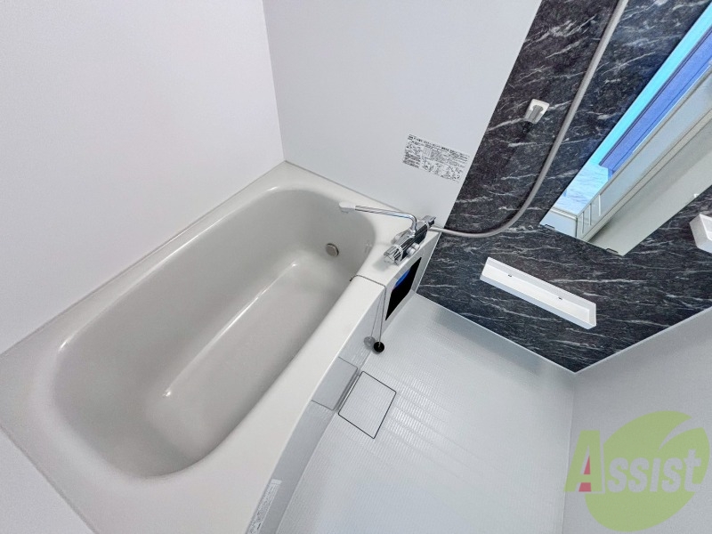 バス・シャワールーム　広さもあり、アクセントパネルがある浴槽はオシャレですね。
