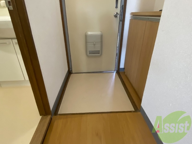 玄関　玄関からはすぐのお部屋が見えないので安心です。