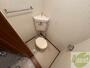 トイレ　こちらはトイレです。清潔感があり、安心して使用できます。