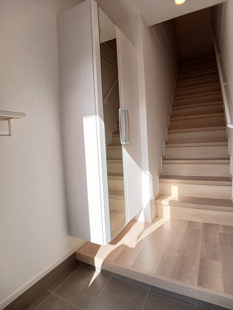 玄関　※同タイプの部屋写真です