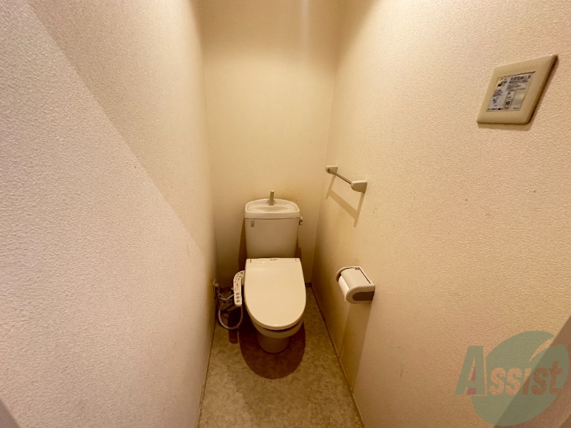 トイレ　トイレはウォシュレット機能付きです。安心して使用できますね。