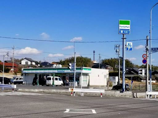 コンビニ　ファミリーマート（コンビニ）まで700m