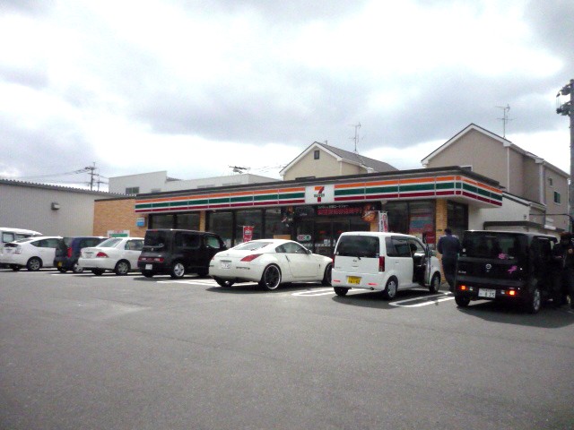 コンビニ　セブンイレブン八幡鷹の巣3丁目店（コンビニ）まで380m