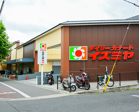 スーパー　デイリーカナートイズミヤ千本北大路店（スーパー）まで470m