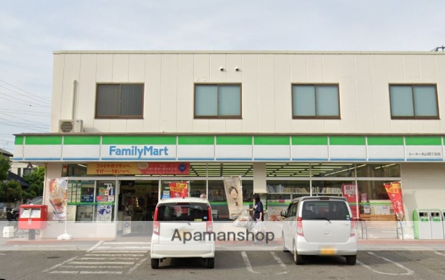 コンビニ　ファミリーマート（コンビニ）まで757m