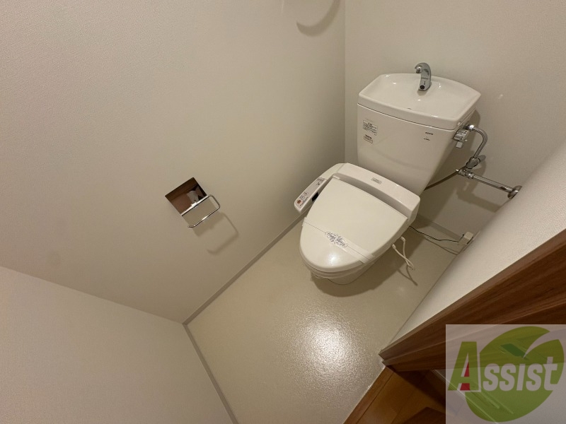 トイレ　ウォシュレット機能がついたトイレです。安心して使用できます。
