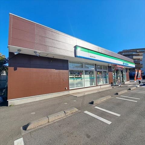 コンビニ　ファミリーマート（コンビニ）まで1236m