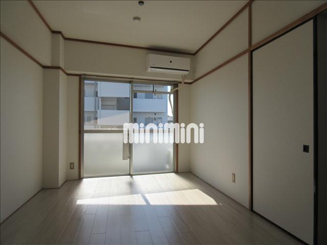 居室・リビング　南向きの明るいお部屋です