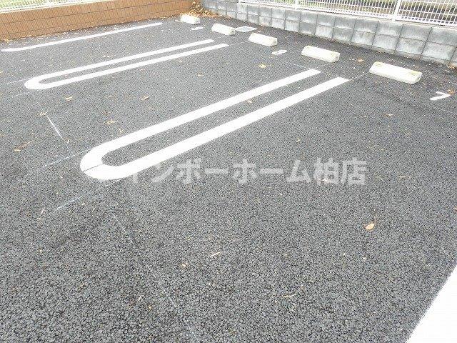 駐車場　駐車場があるので、車を買う予定の方も安心です