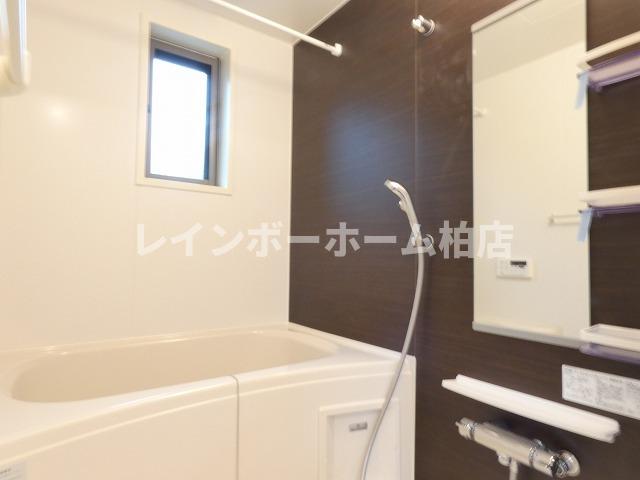 バス・シャワールーム　落ち着いた空間のお風呂です
