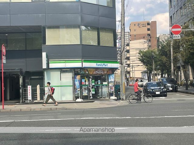 コンビニ　ファミリーマート（コンビニ）まで32m