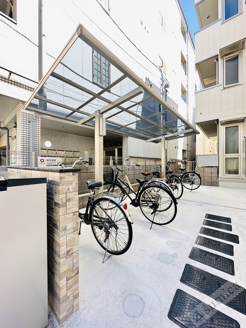 その他共有部分　屋根付き駐輪場。大事な自転車も雨でも安心♪