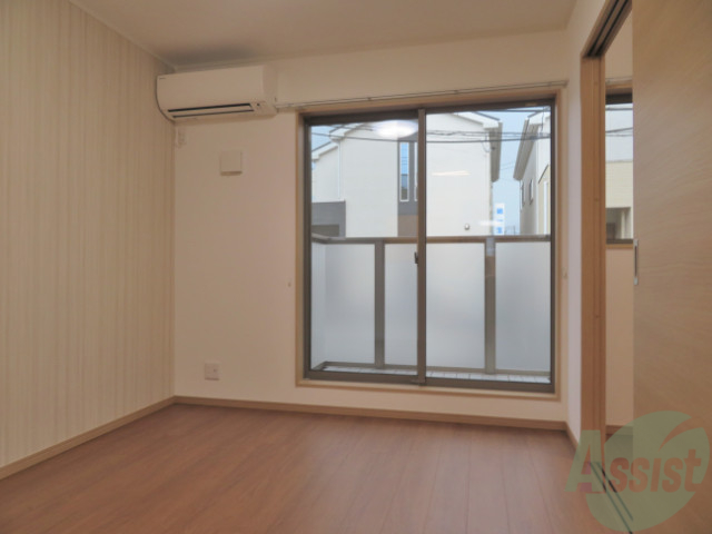 居室・リビング　窓が並んでいてお部屋が明るい印象ですね。