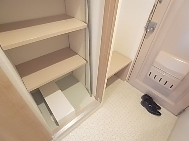 菟原ビルの玄関写真