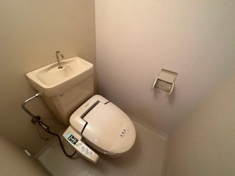 上越新幹線 新潟駅 徒歩28分 11階建 築36年のトイレ写真